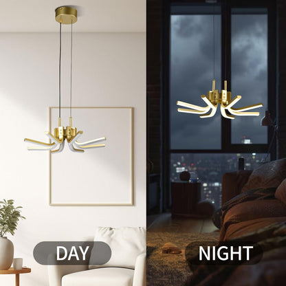 LED-Kronleuchter im Wohnraum, goldfarbene Arme mit weißen Diffusoren, hängend