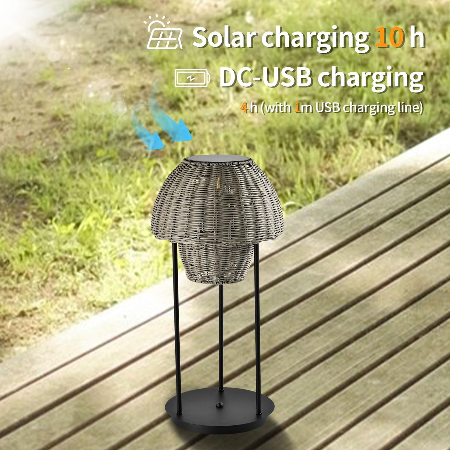 Solarlaterne mit Rattanschirm und schwarzem Ständer auf Holzdeck, warm leuchtend