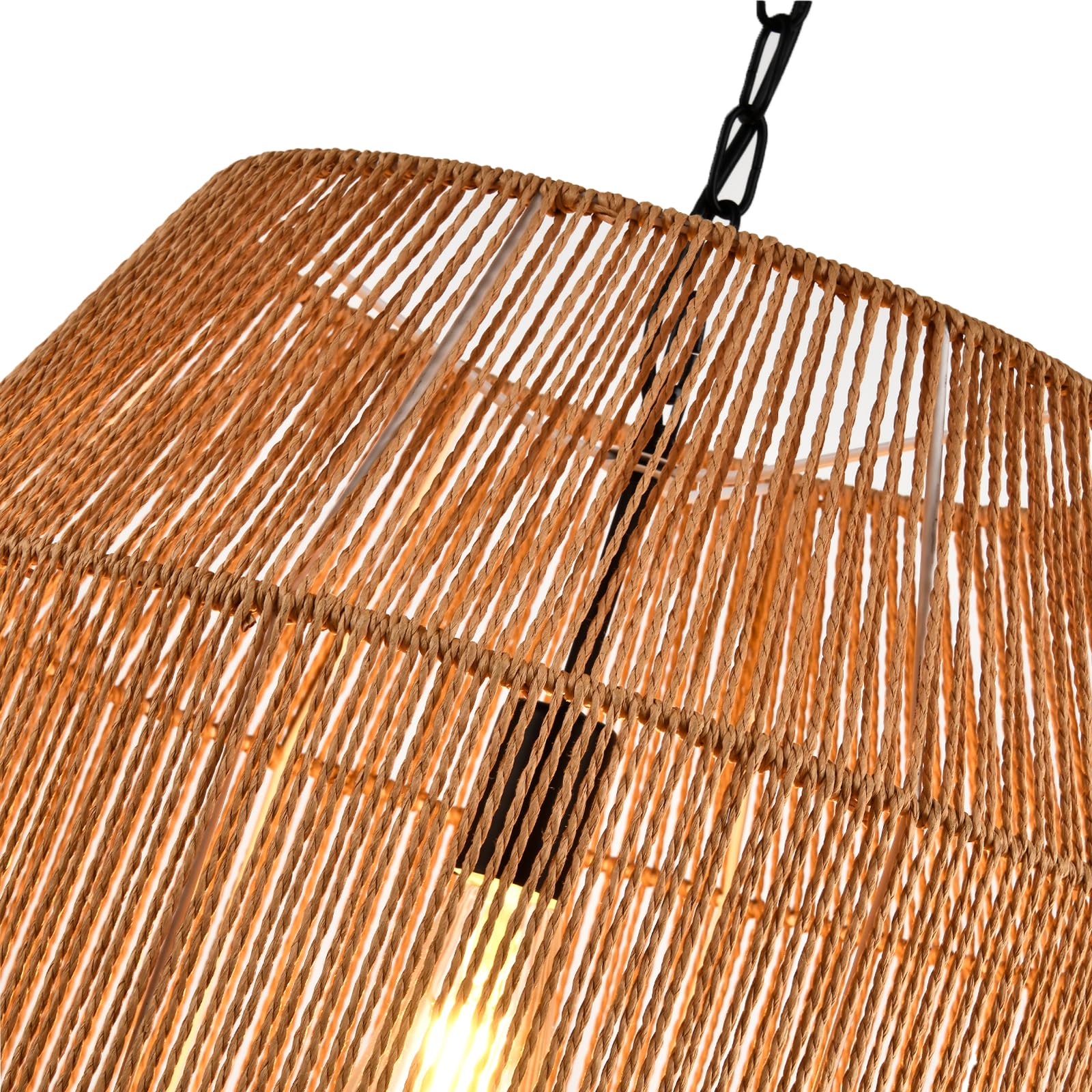 Rattan-Seilschirm mit Flechtmuster und Aufhängungskette, warmes Licht durch Lamellen