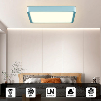 Quadratische flache LED-Deckenleuchte mit hellblauem Rahmen an der Decke, warmweißes Licht