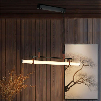 Pendelleuchte mit LED-Lichtbalken an Deckenhalterung, schwarzes Metall und braunes Lederband