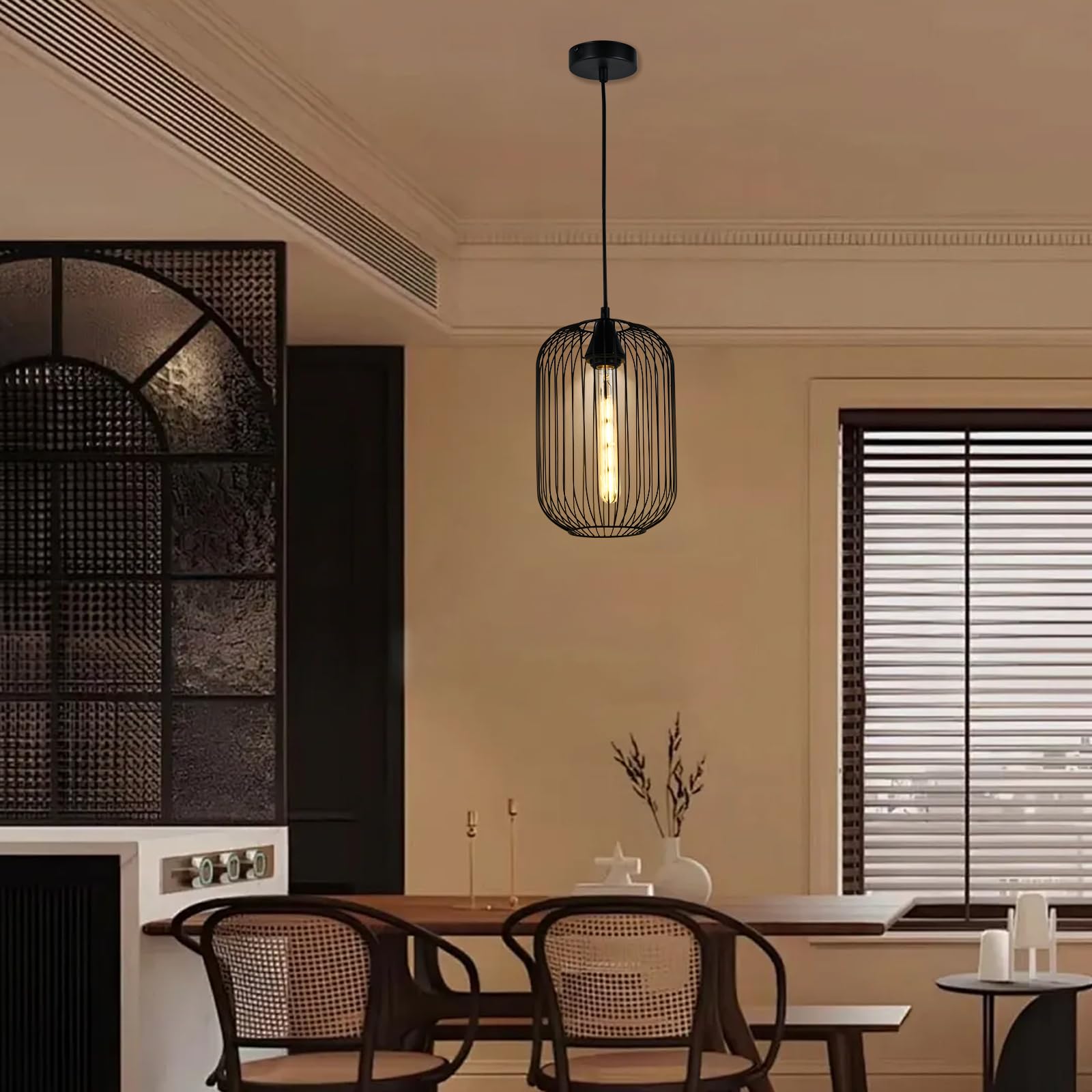 Schwarze Pendelleuchte mit Drahtkäfig und warm leuchtendem E27-Leuchtmittel