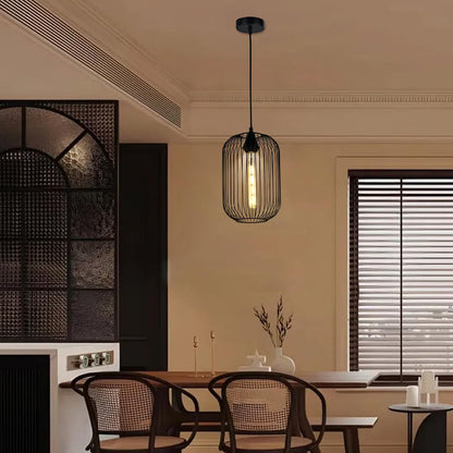 Schwarze Pendelleuchte mit Drahtkäfig und warm leuchtendem E27-Leuchtmittel