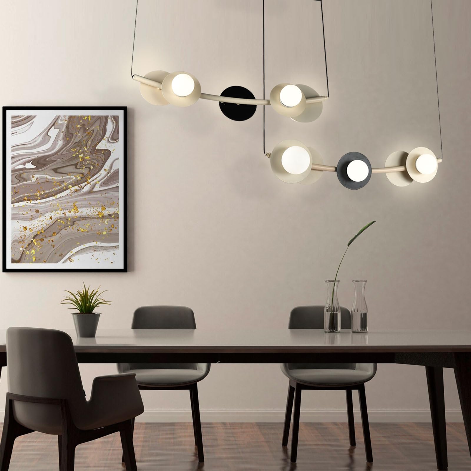 LED-Pendelleuchte mit schwarzem Mittelteil und weißen Glaskugeln, an Kabeln von der Decke hängend
