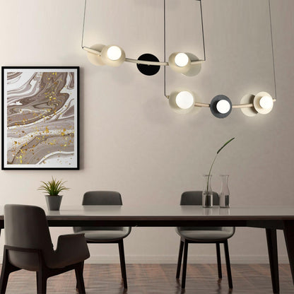 LED-Pendelleuchte mit schwarzem Mittelteil und weißen Glaskugeln, an Kabeln von der Decke hängend