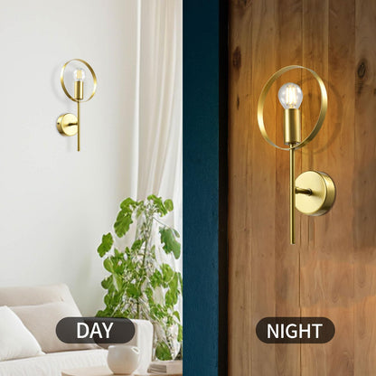 Goldene Wandleuchte mit rundem Metallring und Lampenarm an der Wand, E14
