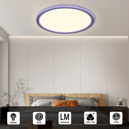 Runde LED-Deckenleuchte mit lila Ring und flachem Leuchtkreis an der Decke