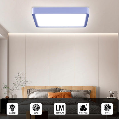 Flache LED-Deckenleuchte mit quadratischer Lichtfläche und blauem Rand an der Decke