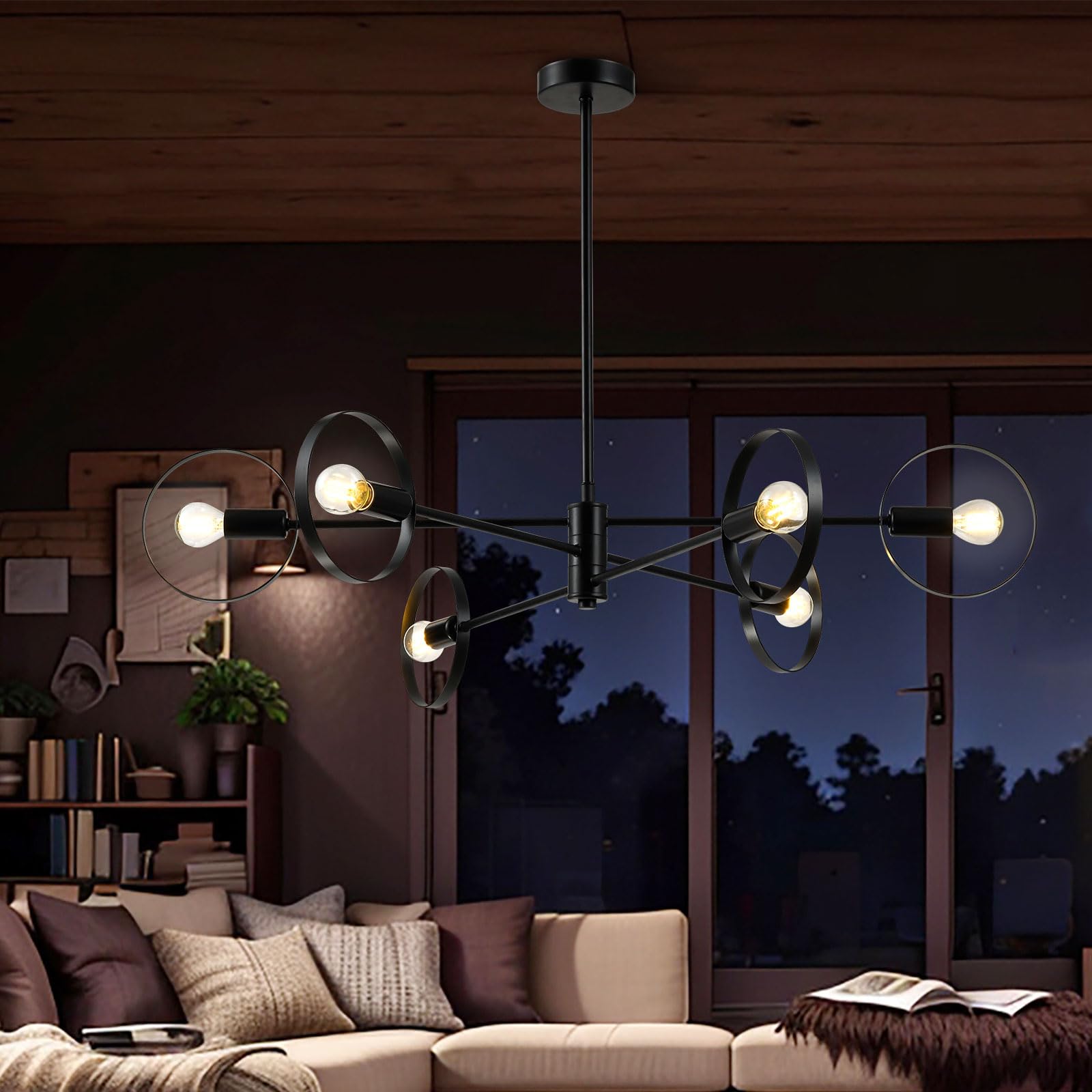 Schwarze 6-Licht-Pendelleuchte über Couch im Wohnraum mit Metall-Reflektorschirmen