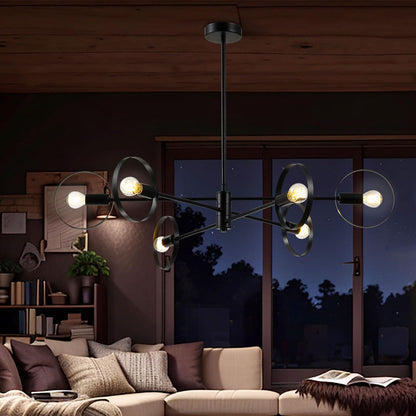Schwarze 6-Licht-Pendelleuchte über Couch im Wohnraum mit Metall-Reflektorschirmen