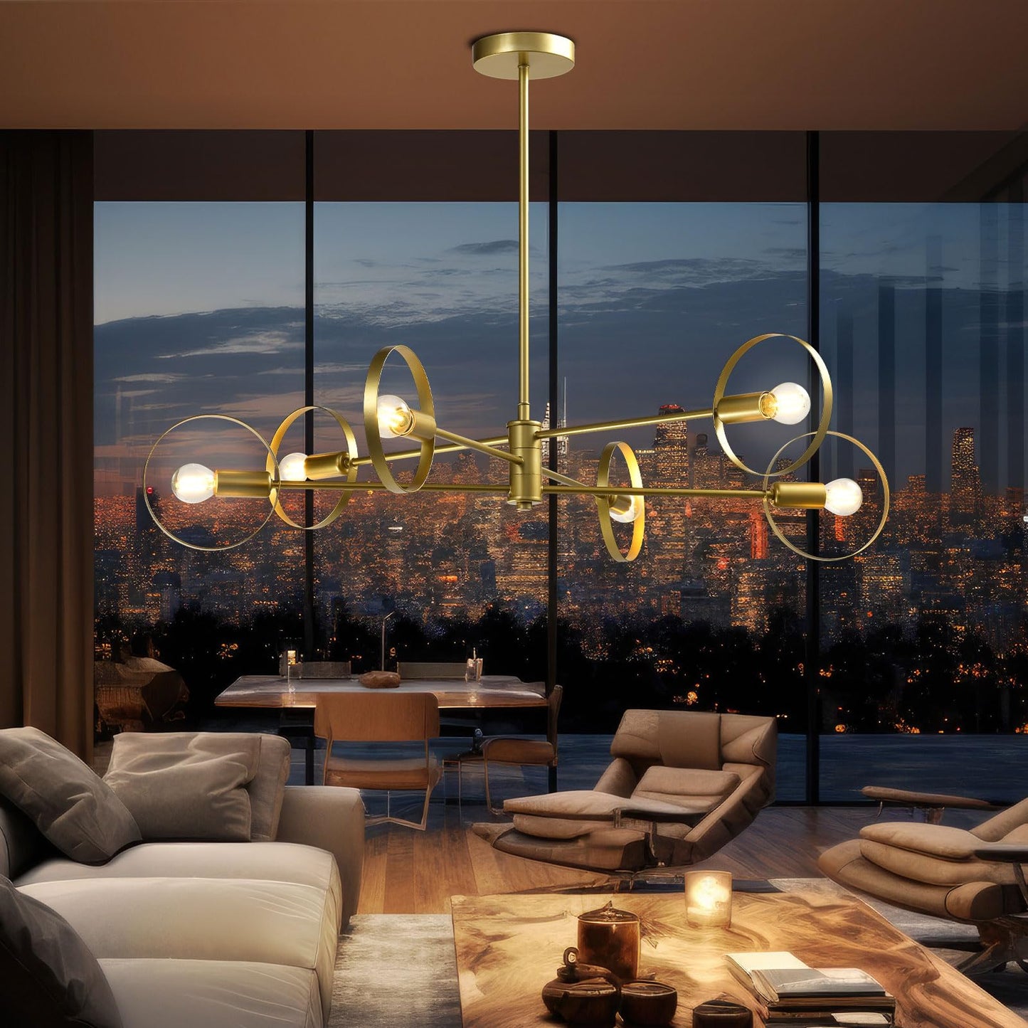 Goldener Kronleuchter im Wohnzimmer, sechs Glaslampen auf rundem Metallrahmen