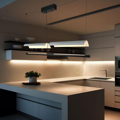 Pendelleuchte mit zwei LED-Leuchtbalken über der Küchenzeile, beiger Diffusor