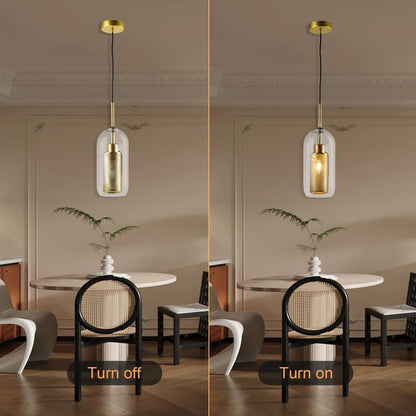 Pendelleuchte: links aus, rechts leuchtend; goldener Deckel, klarer Glasschirm