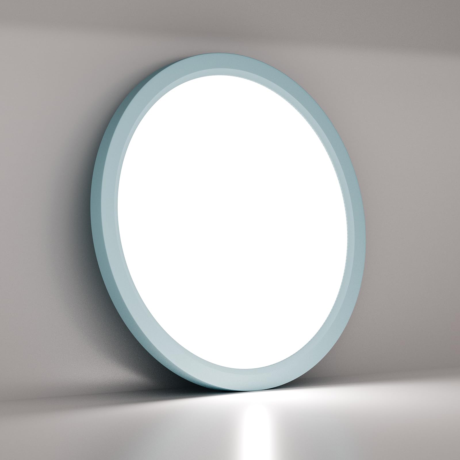 Runde LED-Deckenleuchte, flaches Profil und schmaler Leuchtring an der Decke