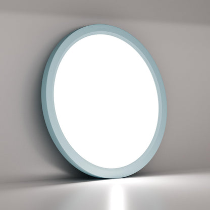Runde LED-Deckenleuchte, flaches Profil und schmaler Leuchtring an der Decke