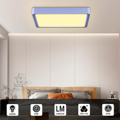 Flache quadratische LED-Deckenleuchte, warmweißes Lichtfeld, mit IP44-Icon-Aufdruck.