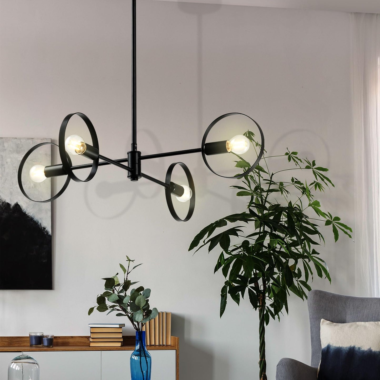 Deckenleuchte über Sofa, mattschwarzes Metallgestell mit vier runden Lampenrahmen.