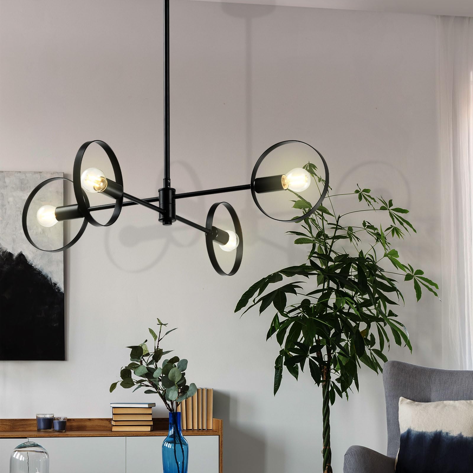 Deckenleuchte über Sofa, mattschwarzes Metallgestell mit vier runden Lampenrahmen.