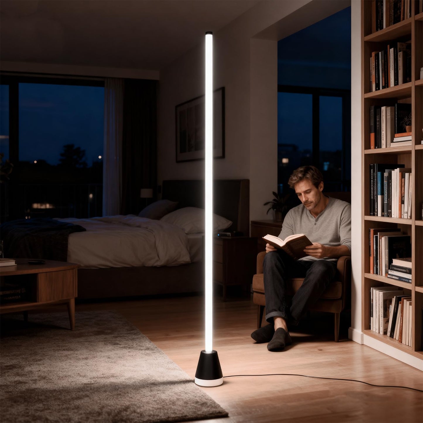LED-Stehlampe mit weißem Lichtstab und schwarzer Basis im Wohnraum