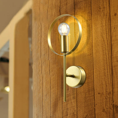 Goldene Wandleuchte mit kreisförmigem Ring und E14-Lichtquelle an Holzoberfläche