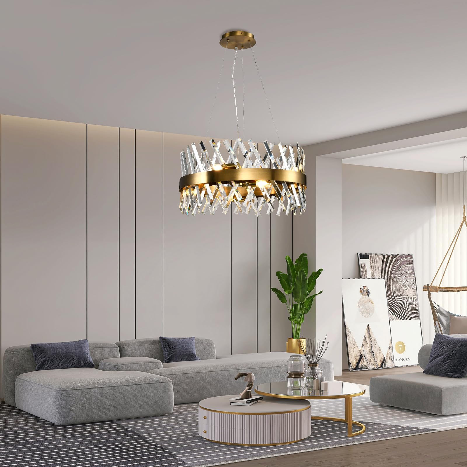 Deckenpendelleuchte mit Kristallprismen und champagnergoldenem Ring, über Sofa