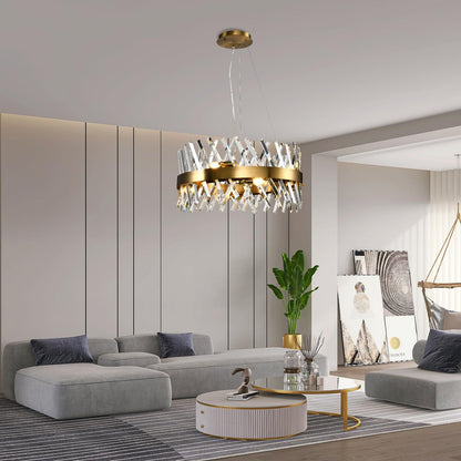 Deckenpendelleuchte mit Kristallprismen und champagnergoldenem Ring, über Sofa