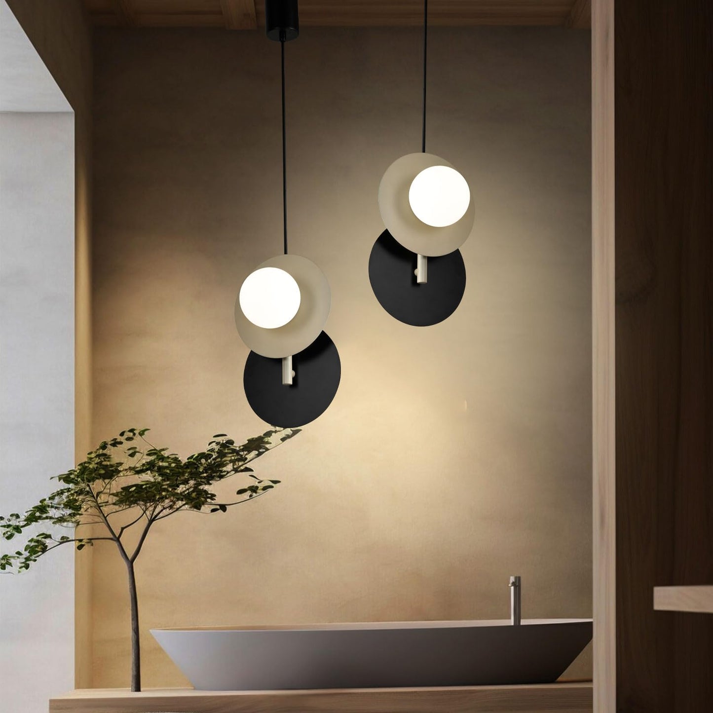 Paar LED-Pendelleuchten mit cremefarbenen Glaskugeln und schwarzen Metallringen