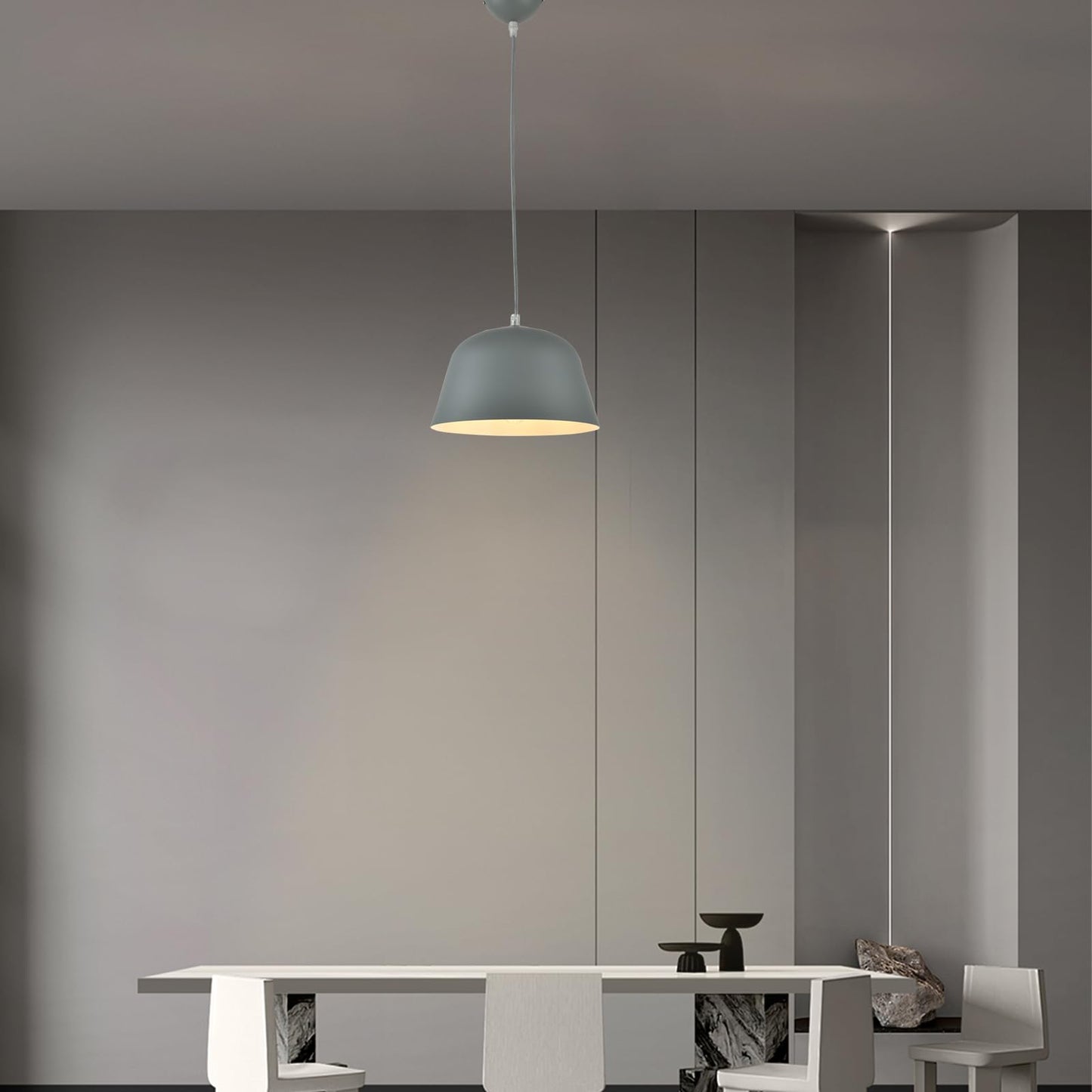 Hängelampe mit blauem Schirm aus Aluminium, mittig an der Decke befestigt