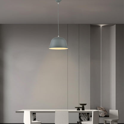 Hängelampe mit blauem Schirm aus Aluminium, mittig an der Decke befestigt