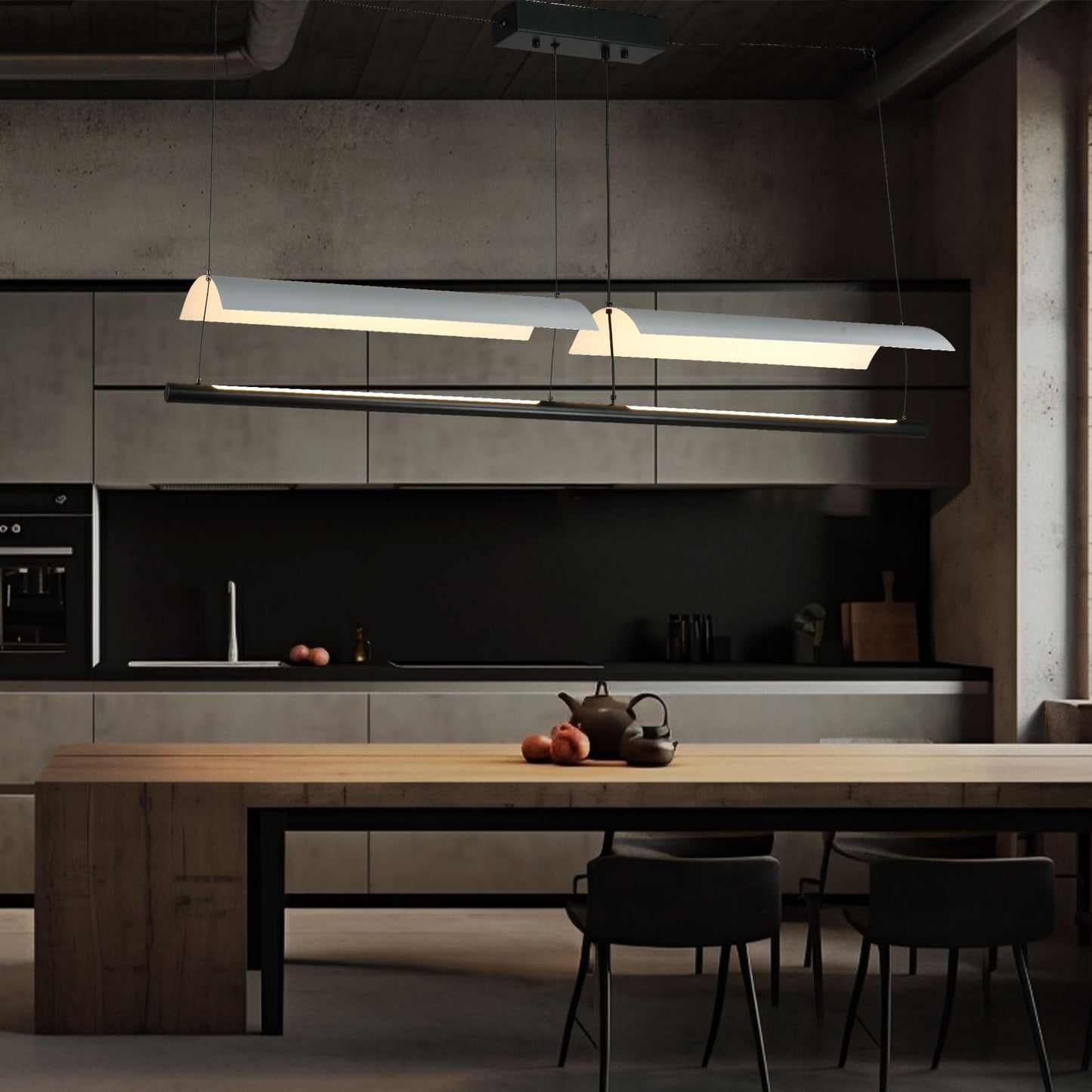 Pendelleuchte mit zwei langen LED-Leuchtbalken über dem Küchenbereich, beige Abdeckung