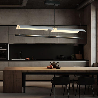 Pendelleuchte mit zwei langen LED-Leuchtbalken über dem Küchenbereich, beige Abdeckung