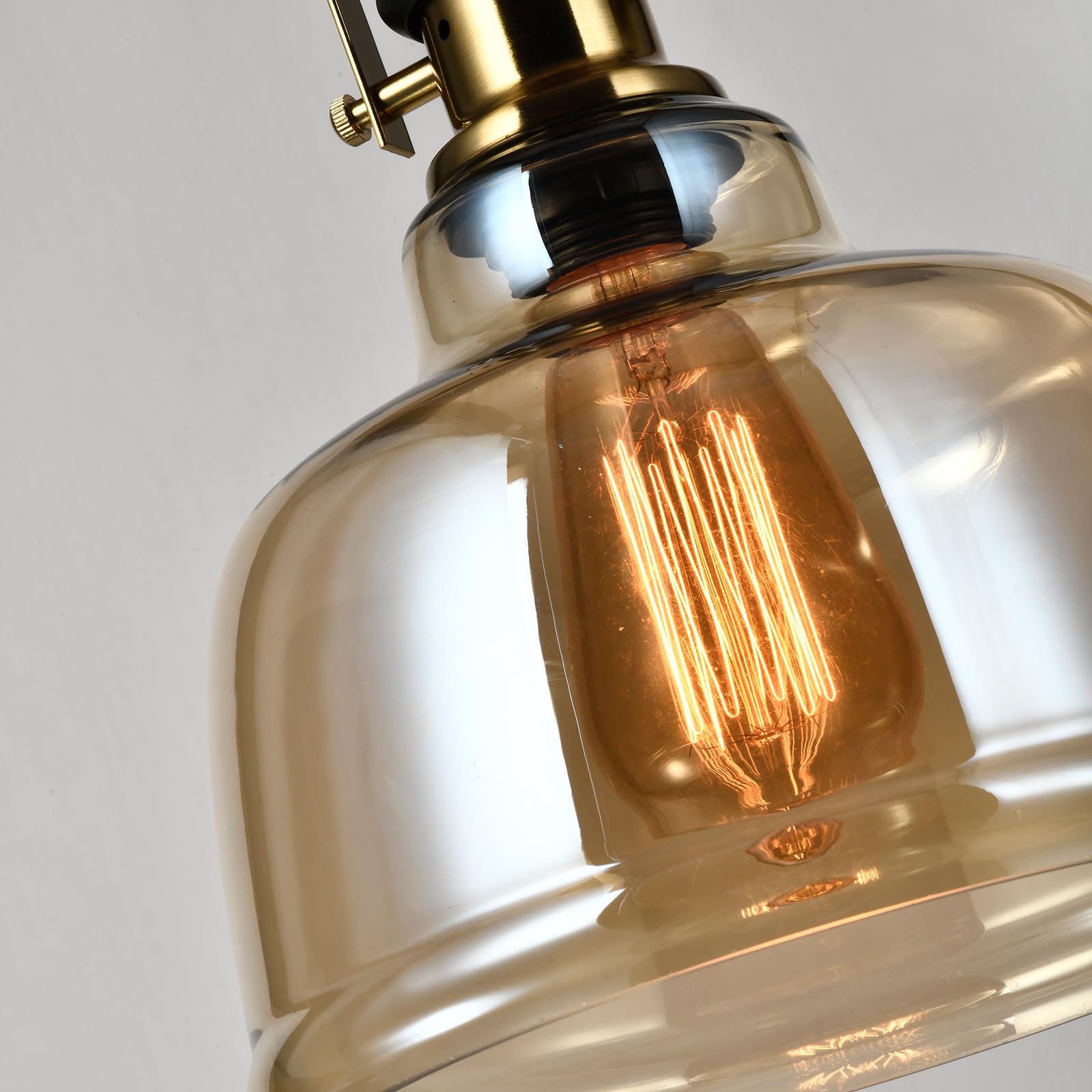 Pendelleuchte mit Glaskuppel und warm leuchtender E27-Filamentlampe im Inneren