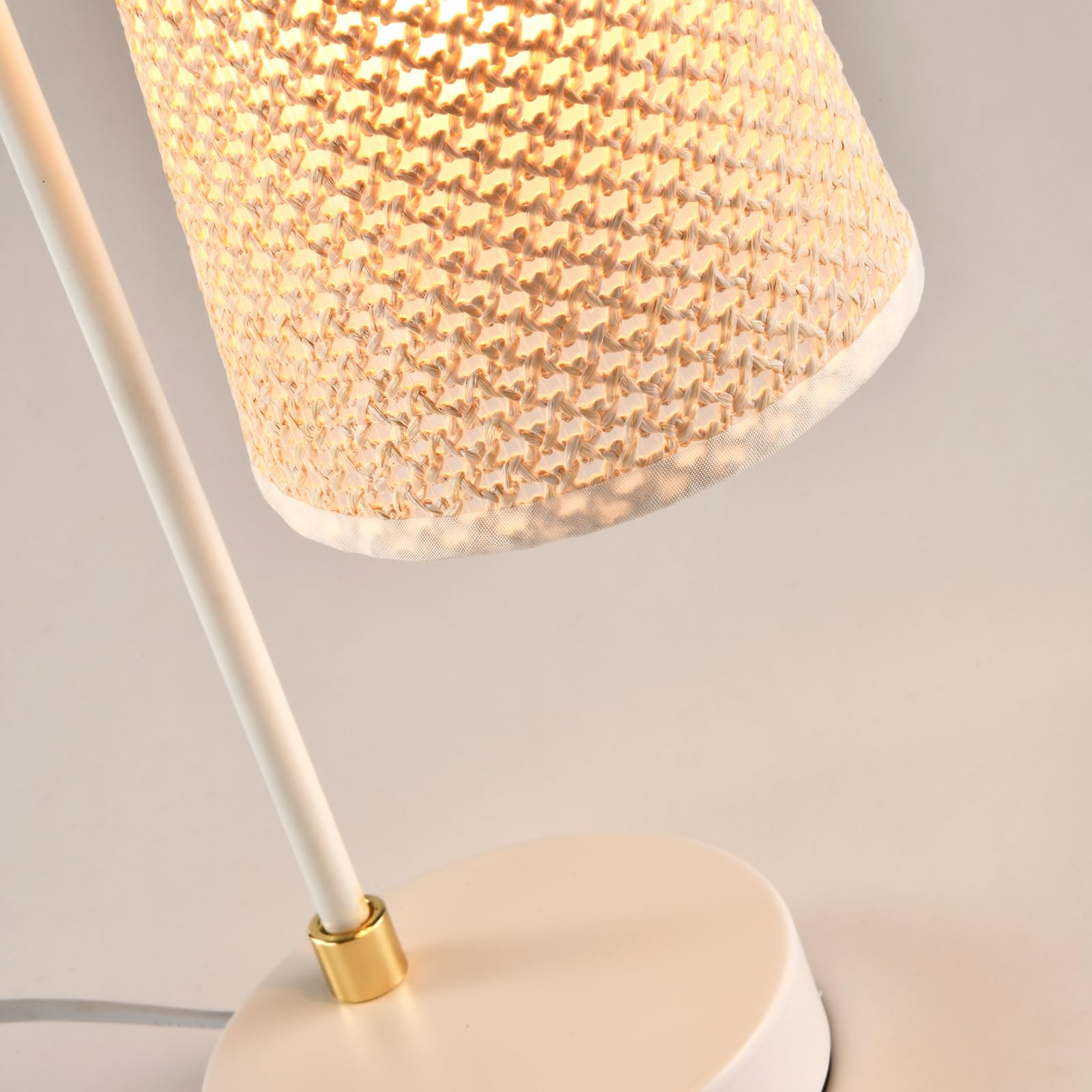 Tischlampe im Detail: beiger Stoffschirm mit goldfarbenem Innenring und weißem Fuß