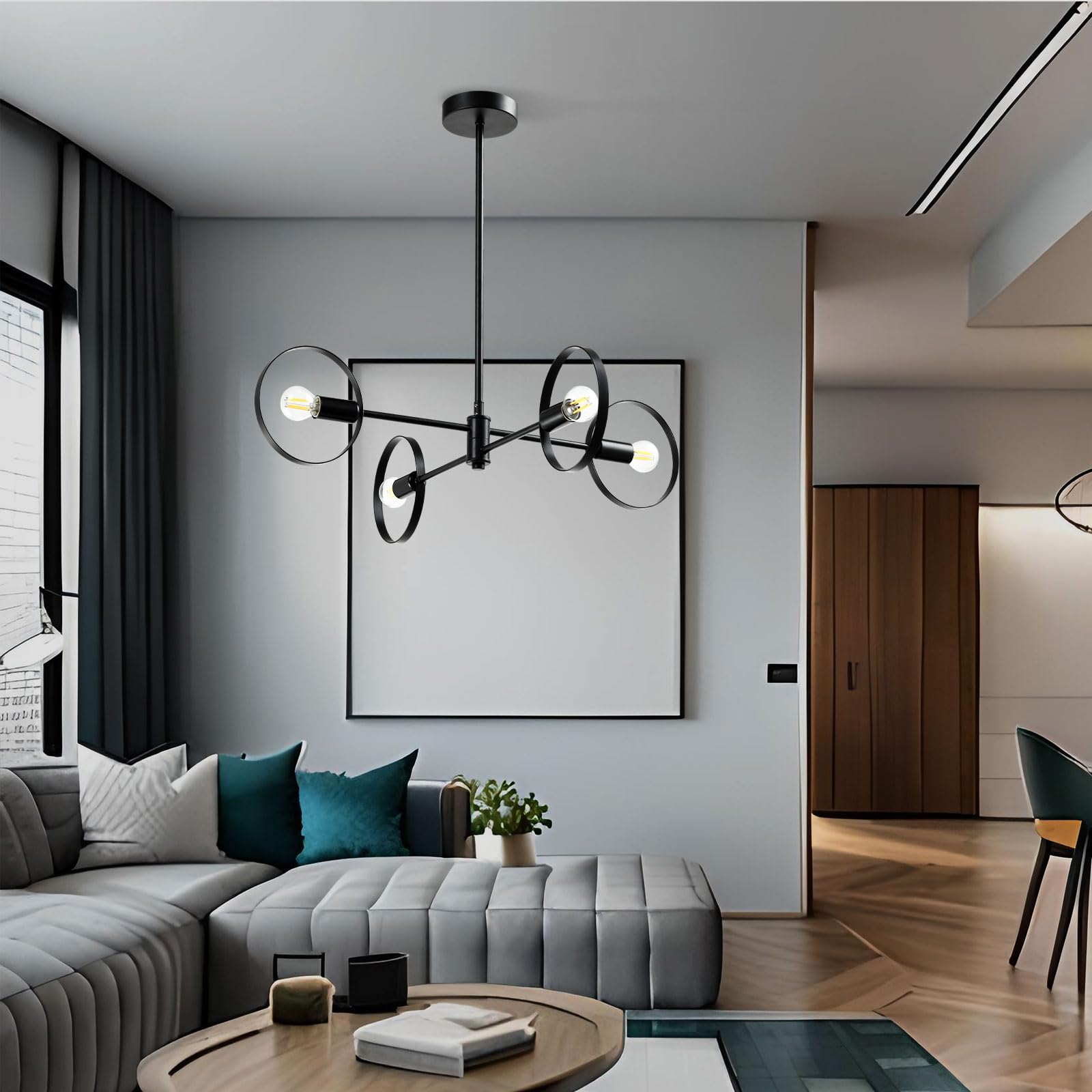 Deckenleuchte im Wohnzimmer, mattschwarzes Metallgestell mit vier runden Lampenrahmen.
