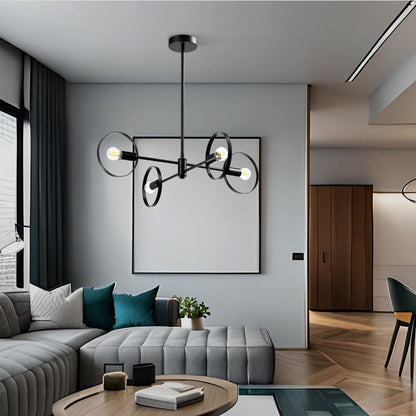 Deckenleuchte im Wohnzimmer, mattschwarzes Metallgestell mit vier runden Lampenrahmen.