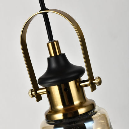 Pendelleuchte mit goldfarbener Metallstruktur, schwarzem Schirmteil und Glasglocke