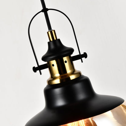 Pendelleuchte Details: schwarzer Metallkörper mit goldener Fassung und Glasabdeckung