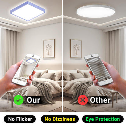 Quadratische LED-Deckenleuchte mit blauem Rahmen; Vergleich mit Smartphone am Bett