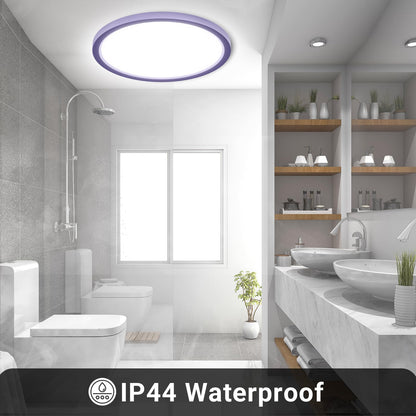 Runde LED-Deckenleuchte LQWELL im Badezimmer, lila Außenrahmen, helles Deckenlicht
