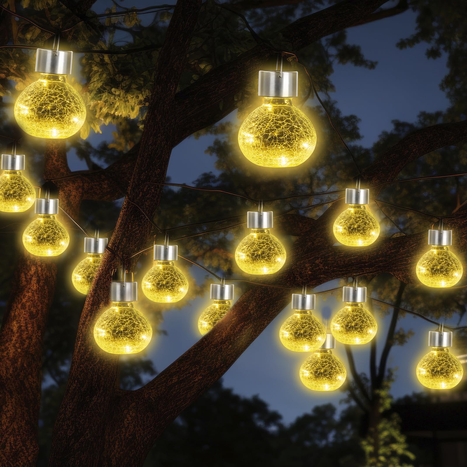 Solar-Hängeleuchten mit gelber Crackle-Glaskugel, viele Lichter am Baum verteilt.