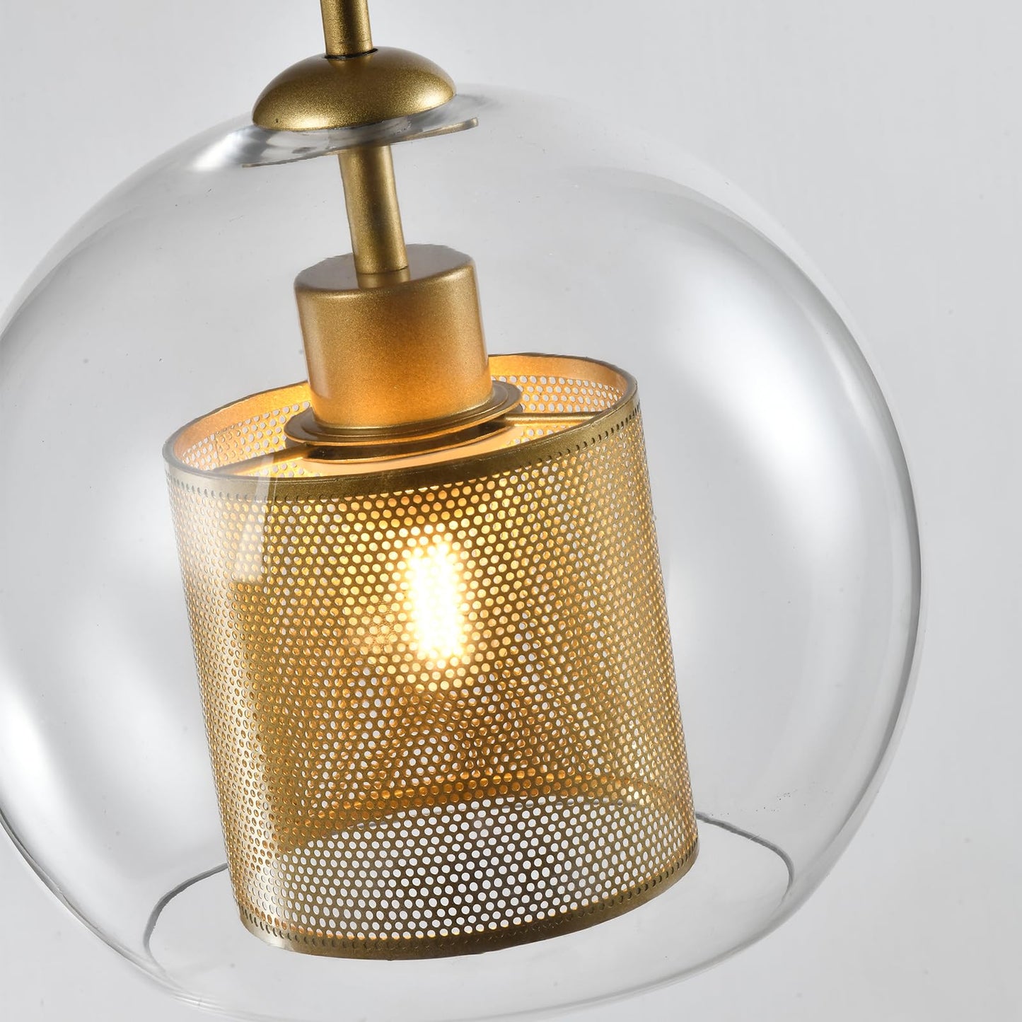 Globe-Pendelleuchte: goldenes Metallgitter über klarem Kugelglas, sichtbare Glühbirne