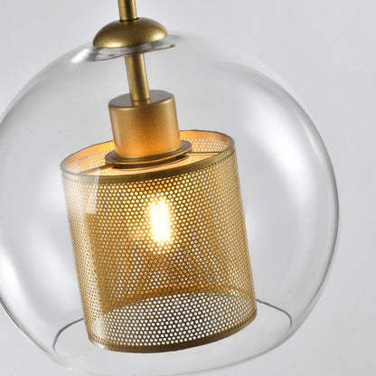 Globe-Pendelleuchte: goldenes Metallgitter über klarem Kugelglas, sichtbare Glühbirne