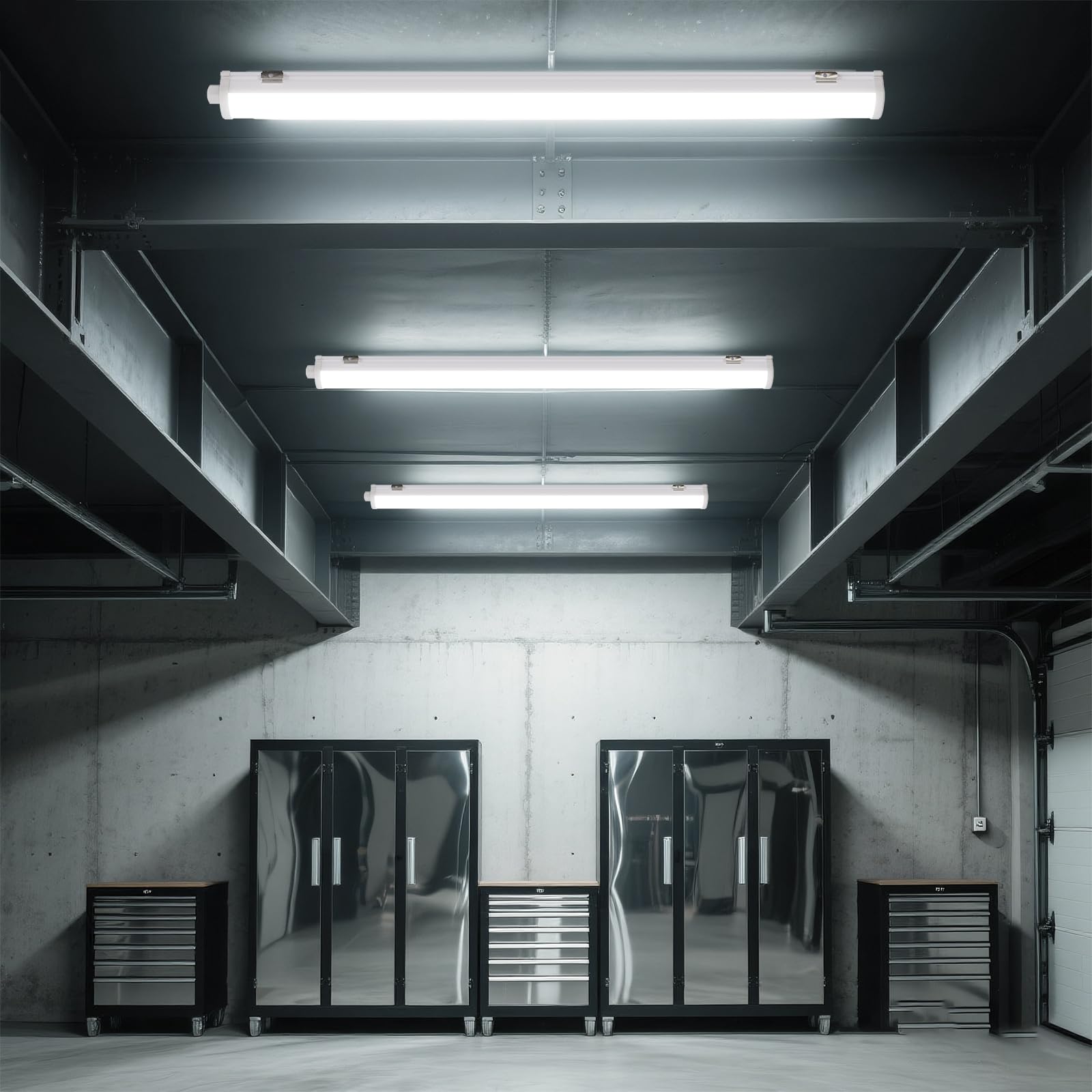 LED-Wannenleuchten im Mehrfach-Setup, schmale weiße Leuchtenlinie an der Decke