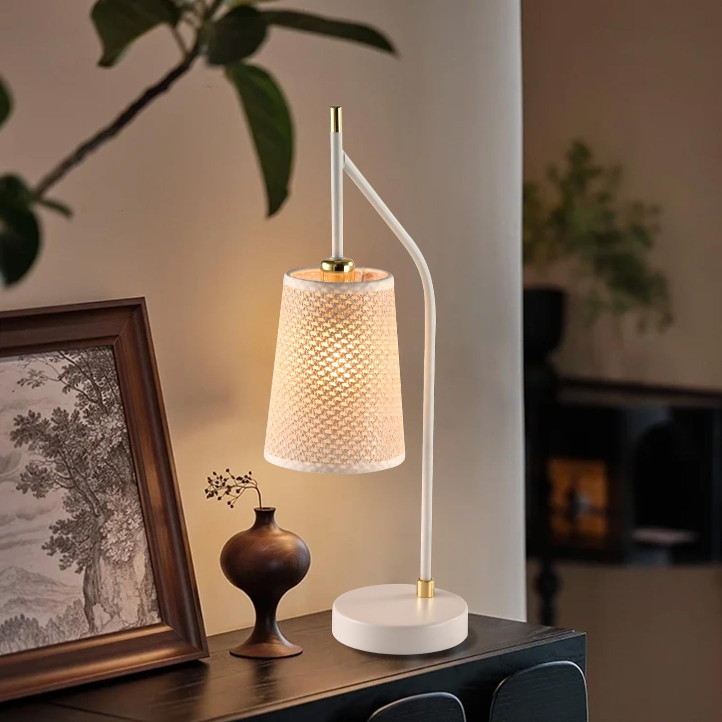 Tischlampe mit beigem Stoffschirm und gebogenem weißem Ständer auf rundem Sockel