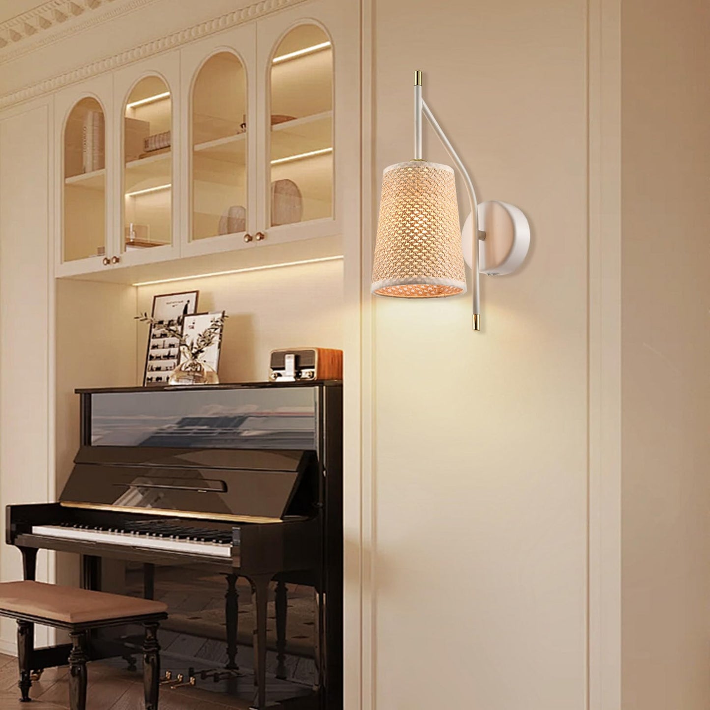 Wandleuchte mit beigem Stoffschirm, Metallarm und goldfarbener Stange, runder Wandhalter