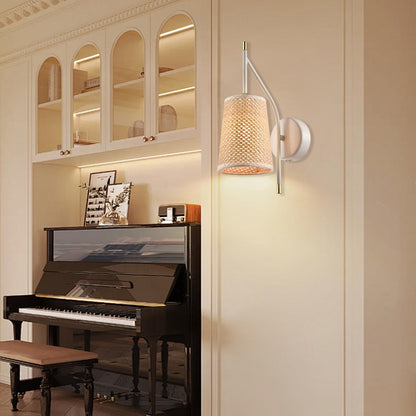 Wandleuchte mit beigem Stoffschirm, Metallarm und goldfarbener Stange, runder Wandhalter