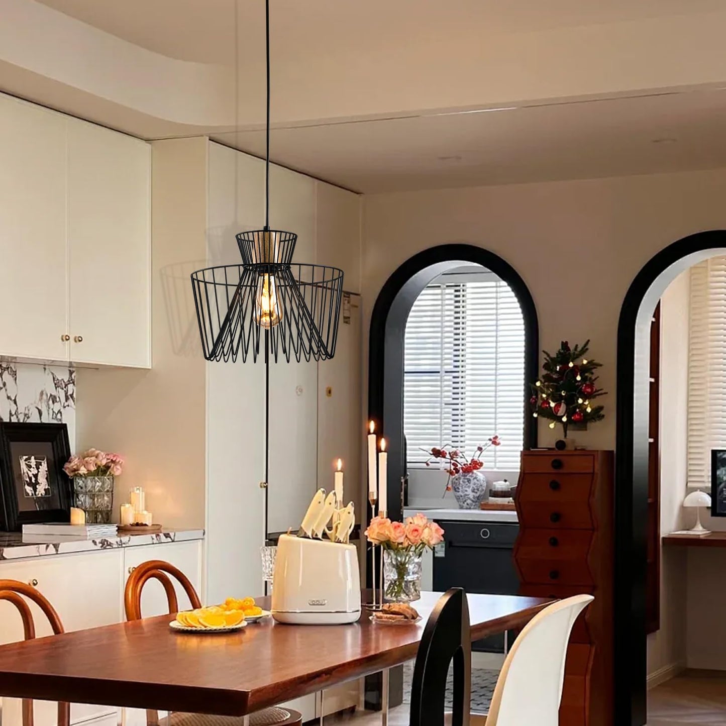 Schwarze Pendelleuchte mit Metall-Lotuskäfig und sichtbarer Glühbirne, E27