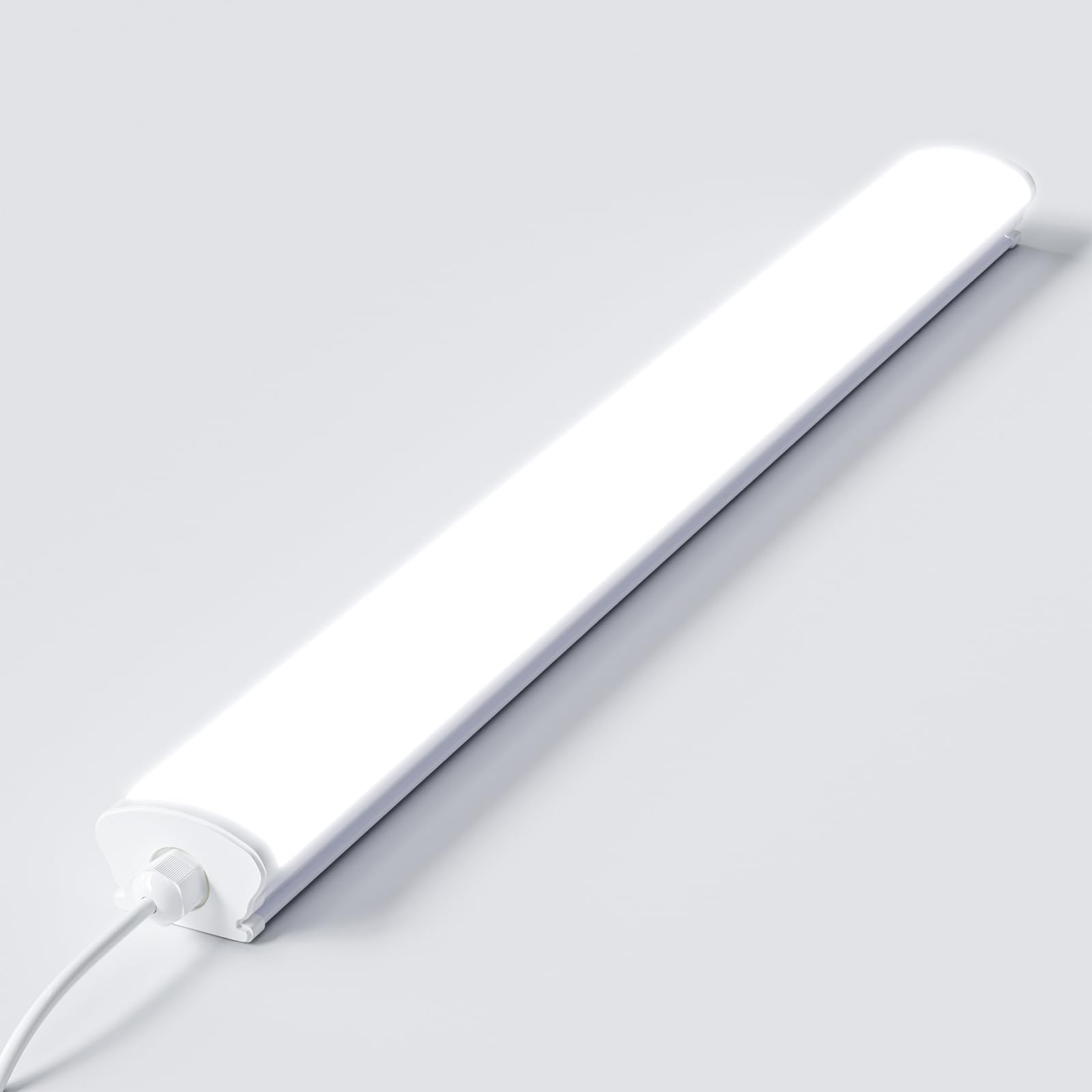 LED-Feuchtraumleuchte mit weißem Gehäuse und seitlichem Anschlusskabel