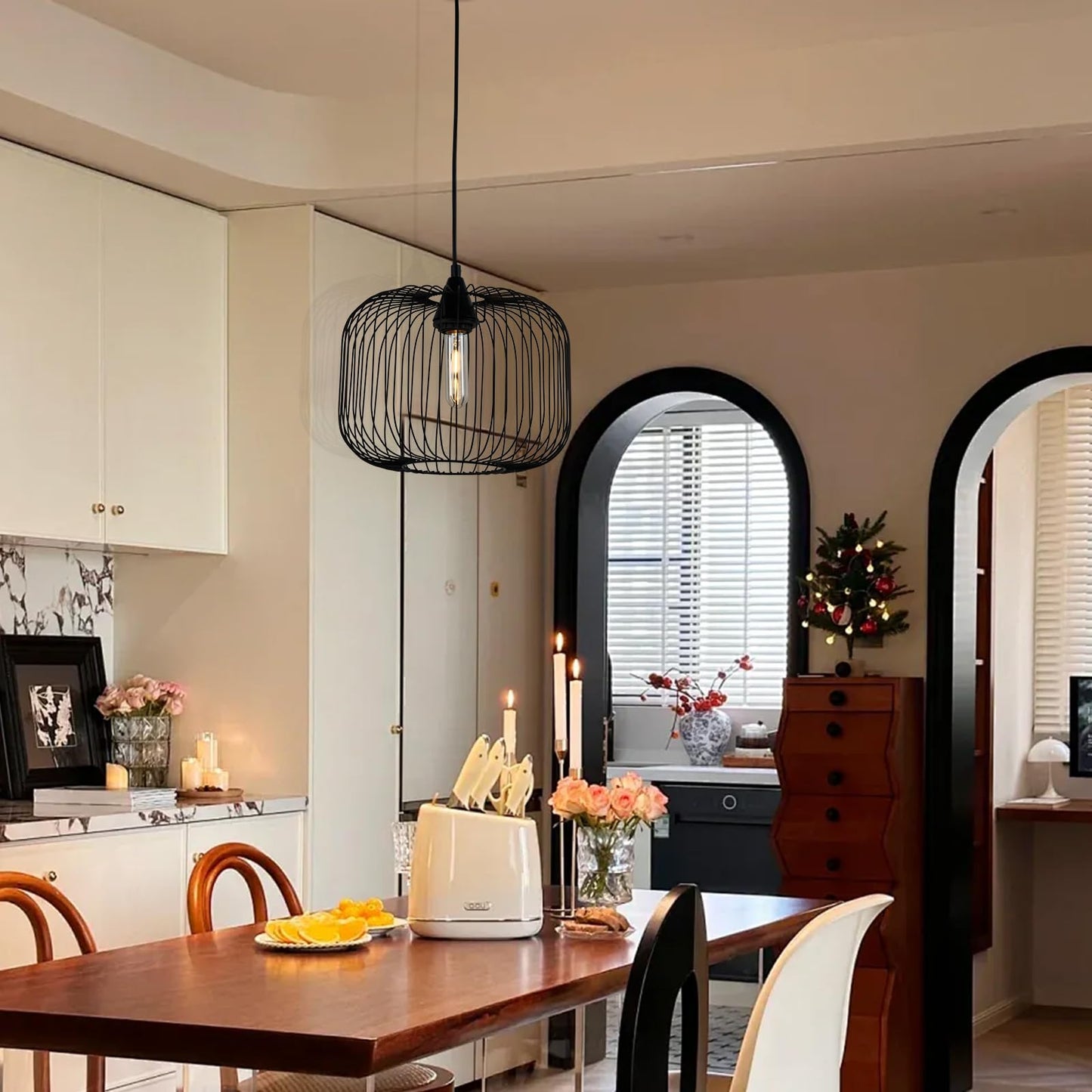 Schwarze Hängeleuchte mit rundem Drahtkäfig und sichtbarer E27-Lampe