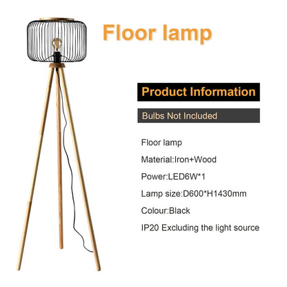 Stehlampe mit schwarzem Drahtschirm und Holz-Dreibeinstativ, Kabel sichtbar